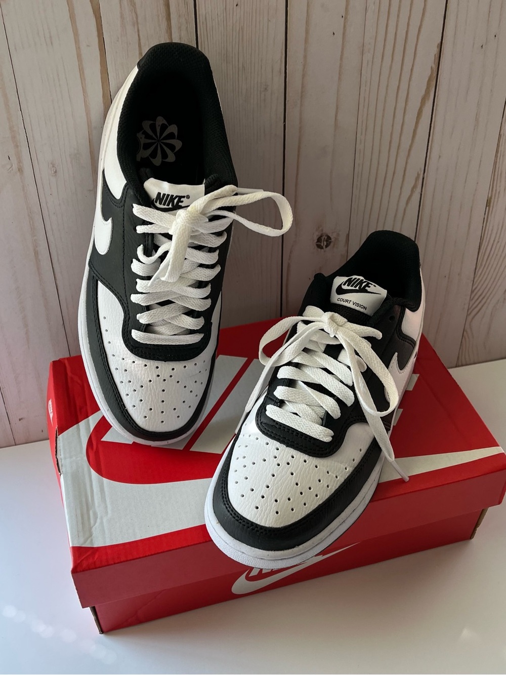 Women’s Nike Low Top Court Sneakers in Black and White SIZE 6-1/2